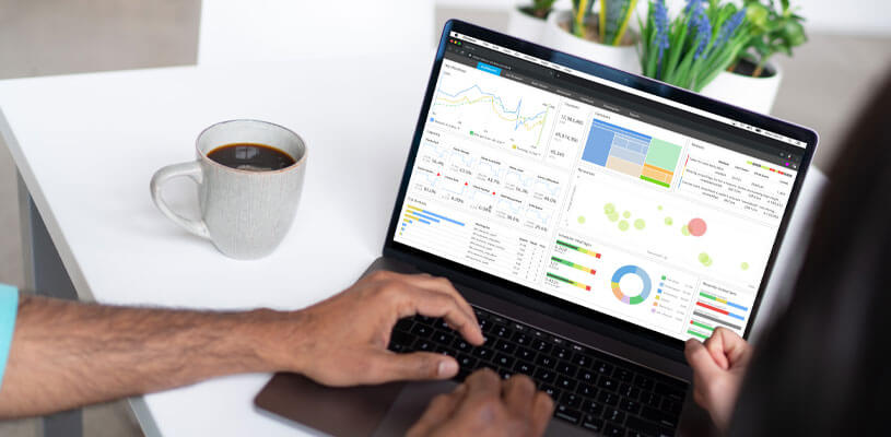 Ergebnisse einer Datenanalyse auf einem Laptop-Bildschirm
