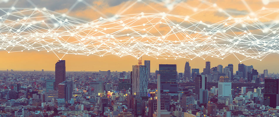 Stadtlandschaft mit eingezeichneten Verbindungslinien über den Gebäuden